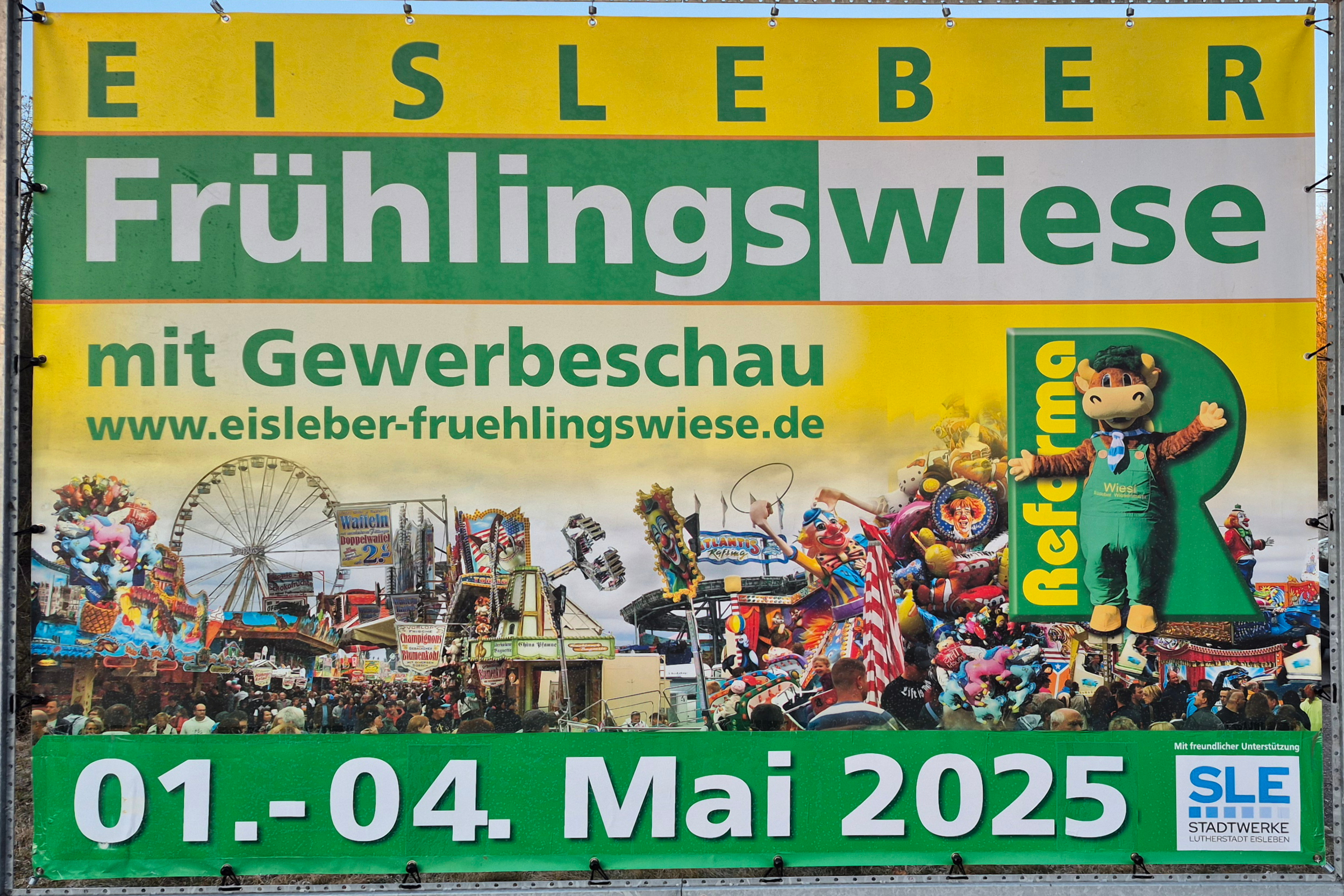 Frühlingswiese mit Gewerbeschau