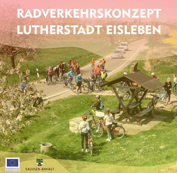 Das Bild zeigt eine Gruppe Radfahren bei einer Rast. 